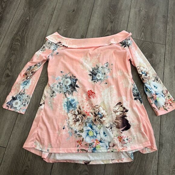 Cleobella woman’s Chic Floral Pink Top - Picture 2 of 7